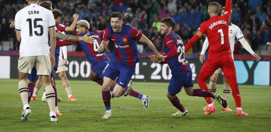 亚博电竞博彩莱万多夫斯基连续二十场比赛得分超过败北莱比锡今夜临场应变，比利亚雷亚尔今晚官宣签约直接炸裂的简单介绍